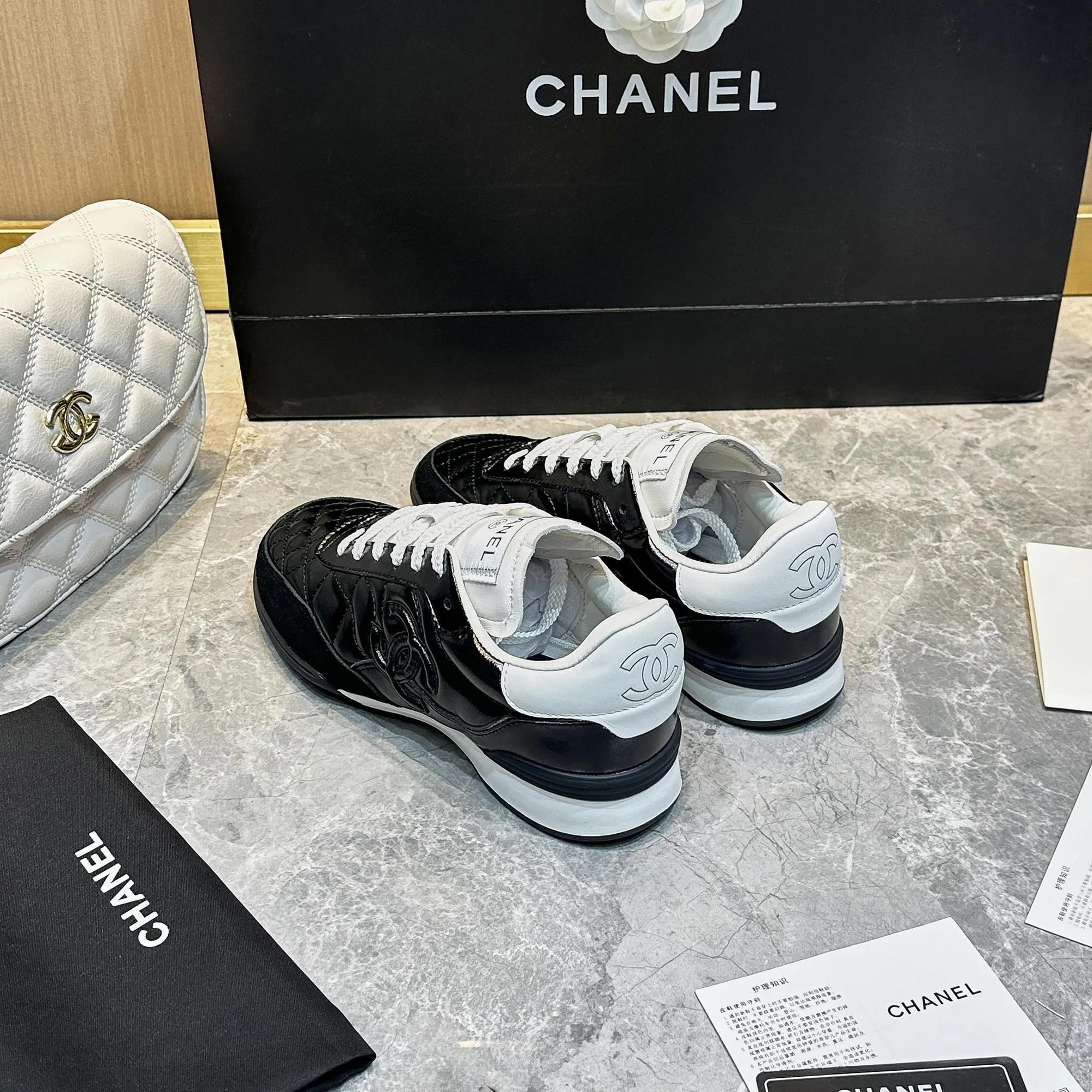 👟👟Ex-factory price 560👟👟 Chanel Chanel - 2024 counter top casual sports shoes This classic design; the upper is electro-embroidered with a variety of techniques; the outsole is fashionable and sporty; it is unusual to incorporate a variety of color matching elements... The diversified mix and match is very beautiful and versatile, casual, fashionable, sports and outdoor can be taken into account... ꫛꫀꪝ Go➫ Material: ❶Upper is made of: Original imported mixed-breed sheep ❷Inside made of: original imported breathable sheepskin ❸Outsole based on: original TPU outsole Full set of boutique packaging for women 35–41